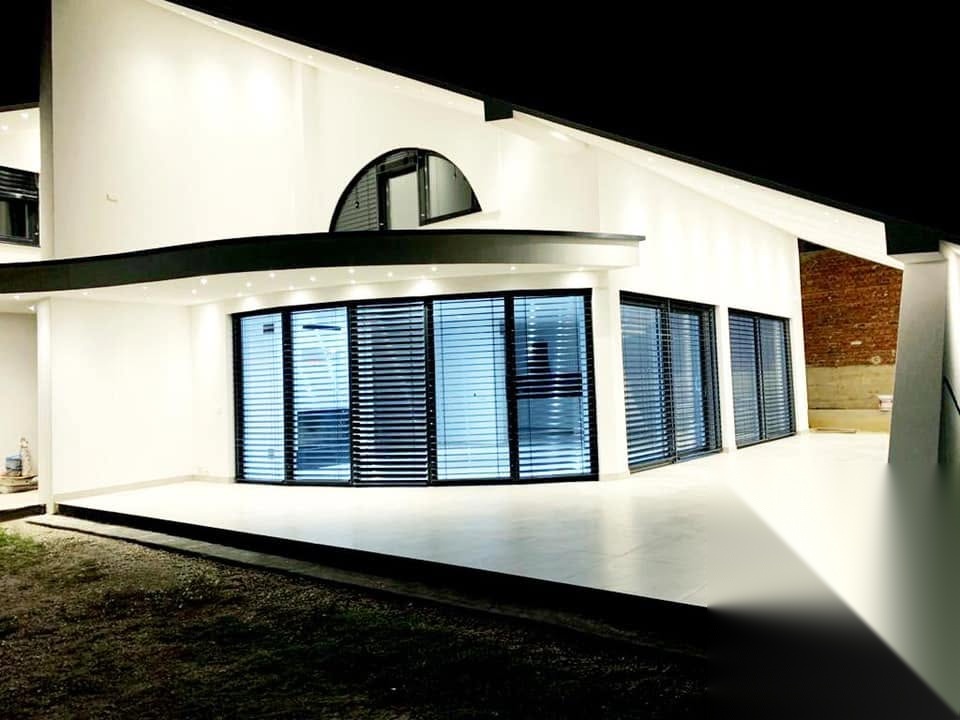 Villa moderne avec grandes baies coulissantes