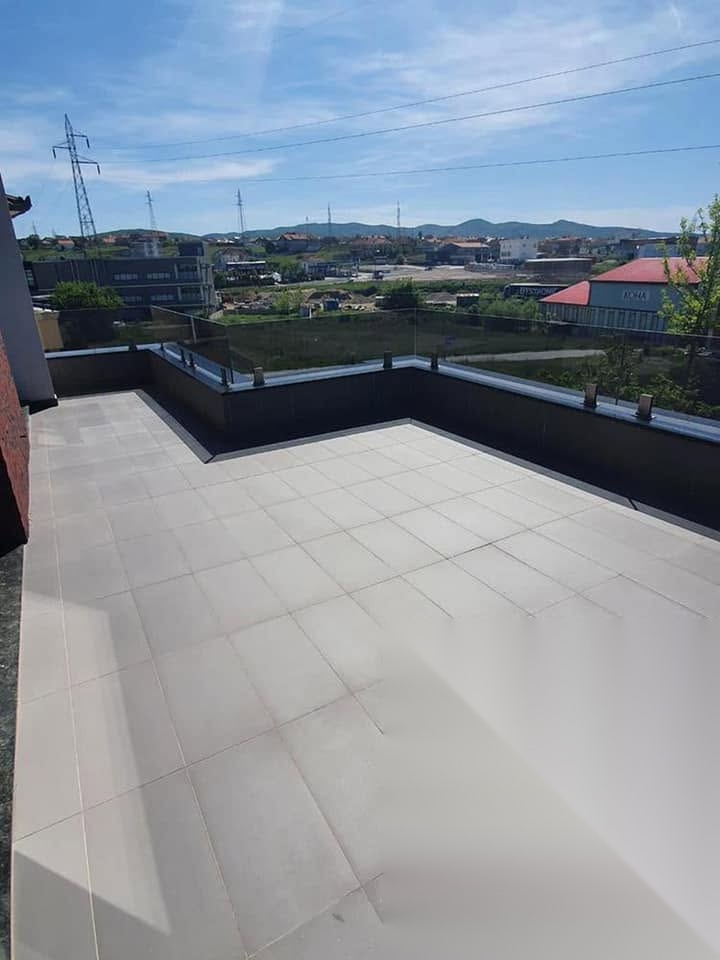 Terrasse avec garde-corps en verre panoramique