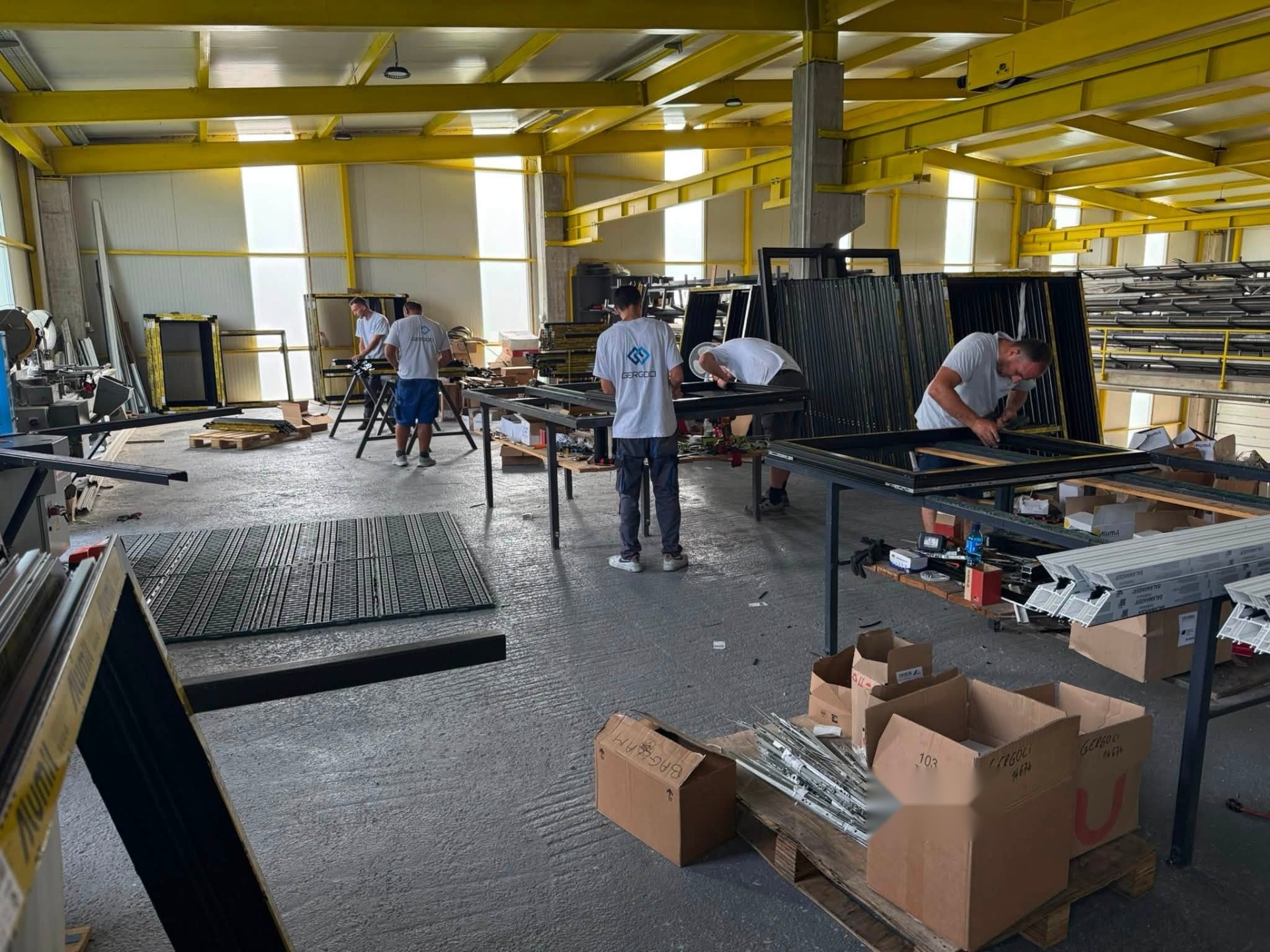 Nos équipes salariées à l'assemblage des châssis aluminium