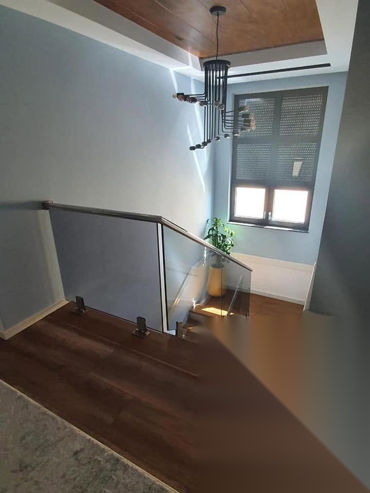 Cage d'escalier avec fenêtres à stores intégrés