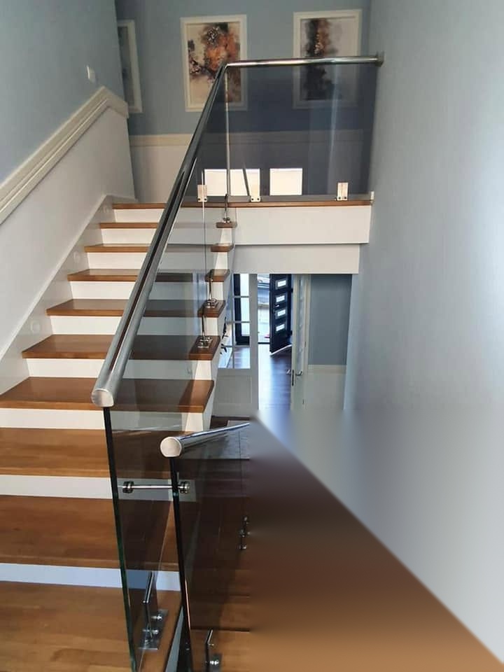 Escalier intérieur avec garde-corps en verre et inox